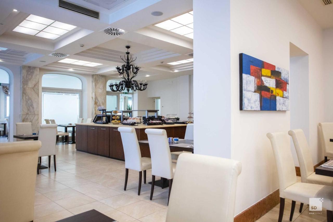 Hotel Regina Elena 57 & Oro Bianco Spa Rimini Buitenkant foto